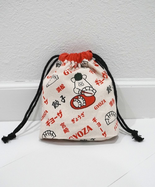 GLOBAL FORME CONCRETE（グローバルフォルムコンクリート）の「【AND PACKABLE】KINCHAKU POUCH　巾着ポーチ（ポーチ・レディース・ベージュ/グリーン/イエロー系その他/レッド/ベージュ系その他/ナチュラル/ターコイズブルー/ブルー/イエロー/ライトグリーン/ブラック/ホワイト×レッド/ブラウン系その他/モカ/モスグリーン/ネイビー/レッド系その他/インディゴブルー/その他1/その他2/マスタード/ホワイト系その他/ホワイト×イエロー/ダークネイビー/ブルー系その他/ライトブルー/レッド系その他2/イエロー系その他2/ターメリック/グレイッシュブルー/ホワイト系その他2/イエロー系その他3/レッド系その他3/ブラック系その他/グリーン系その他/ホワイト×ブラック・FREE）」の5枚目の写真