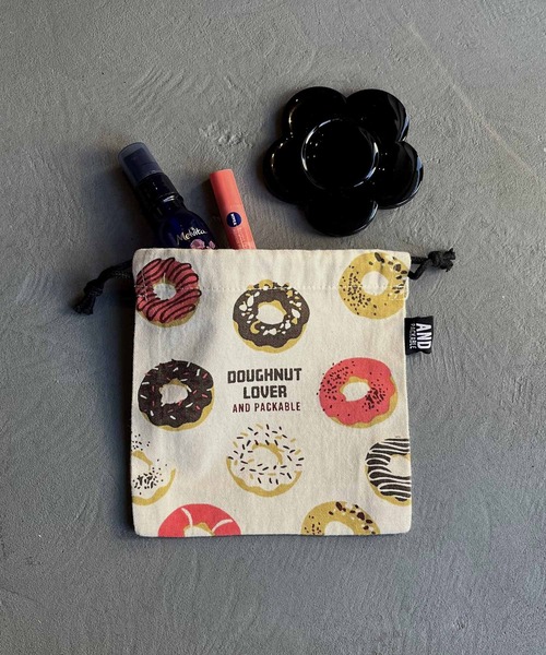 GLOBAL FORME CONCRETE（グローバルフォルムコンクリート）の「【AND PACKABLE】KINCHAKU POUCH　巾着ポーチ（ポーチ・レディース・ベージュ/グリーン/イエロー系その他/レッド/ベージュ系その他/ナチュラル/ターコイズブルー/ブルー/イエロー/ライトグリーン/ブラック/ホワイト×レッド/ブラウン系その他/モカ/モスグリーン/ネイビー/レッド系その他/インディゴブルー/その他1/その他2/マスタード/ホワイト系その他/ホワイト×イエロー/ダークネイビー/ブルー系その他/ライトブルー/レッド系その他2/イエロー系その他2/ターメリック/グレイッシュブルー/ホワイト系その他2/イエロー系その他3/レッド系その他3/ブラック系その他/グリーン系その他/ホワイト×ブラック・FREE）」の12枚目の写真