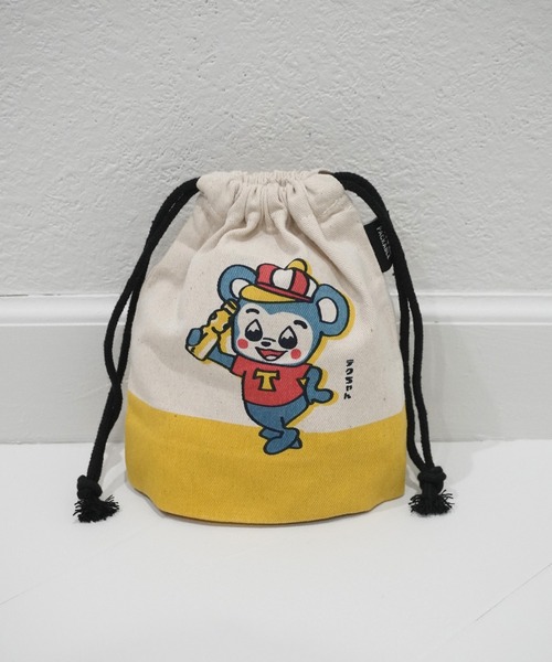 GLOBAL FORME CONCRETE（グローバルフォルムコンクリート）の「【AND PACKABLE】KINCHAKU POUCH　巾着ポーチ（ポーチ・レディース・ベージュ/グリーン/イエロー系その他/レッド/ベージュ系その他/ナチュラル/ターコイズブルー/ブルー/イエロー/ライトグリーン/ブラック/ホワイト×レッド/ブラウン系その他/モカ/モスグリーン/ネイビー/レッド系その他/インディゴブルー/その他1/その他2/マスタード/ホワイト系その他/ホワイト×イエロー/ダークネイビー/ブルー系その他/ライトブルー/レッド系その他2/イエロー系その他2/ターメリック/グレイッシュブルー/ホワイト系その他2/イエロー系その他3/レッド系その他3/ブラック系その他/グリーン系その他/ホワイト×ブラック・FREE）」の6枚目の写真