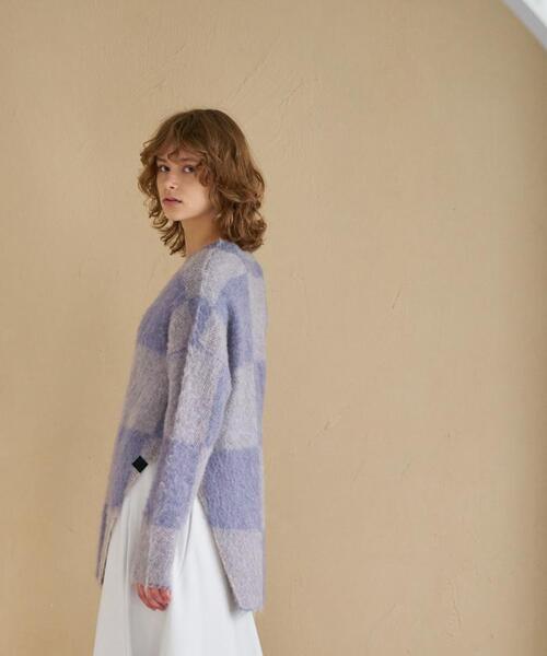 LANVIN en Bleu(ランバンオンブルー)の「Vネックシャギーニット(ニット/セーター・レディース・キャメル/パープル・38)」の2枚目の写真
