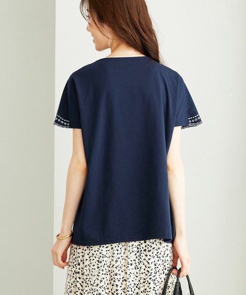 BELLUNA PLUS(ベルーナ)の「スカラップ刺しゅう華やぎプルオーバー(Tシャツ/カットソー・レディース・ローズ系/ブルー/ネイビー・MEDIUM/LARGE/X-LARGE)」の5枚目の写真