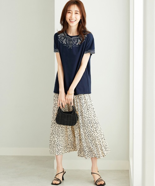 BELLUNA PLUS(ベルーナ)の「スカラップ刺しゅう華やぎプルオーバー(Tシャツ/カットソー・レディース・ローズ系/ブルー/ネイビー・MEDIUM/LARGE/X-LARGE)」の7枚目の写真