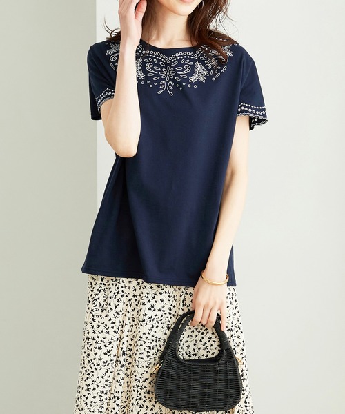 BELLUNA PLUS(ベルーナ)の「スカラップ刺しゅう華やぎプルオーバー(Tシャツ/カットソー・レディース・ローズ系/ブルー/ネイビー・MEDIUM/LARGE/X-LARGE)」の4枚目の写真
