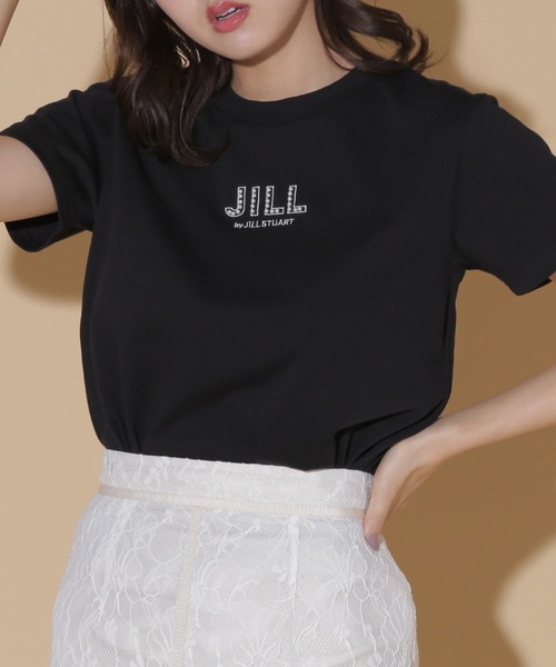 JILL by JILL STUART(ジルバイジルスチュアート)の「◇オーガニックコットンパール刺繍ロゴTシャツ(Tシャツ/カットソー・レディース・ホワイト/ホワイト系その他/ブラック・FREE)」の1枚目の写真