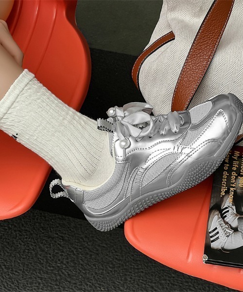 Vipoa（ヴィポア）の「ribbon shoelaces sneakers（スニーカー・レディース・シルバー・LARGE/MEDIUM/SMALL）」の3枚目の写真