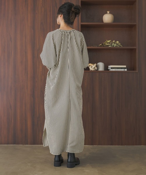 URBAN RESEARCH DOORS(アーバンリサーチドアーズ)の「ストライプロングワンピース(ワンピース・レディース・ベージュ/ブラック・MEDIUM)」の16枚目の写真