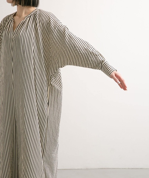 URBAN RESEARCH DOORS(アーバンリサーチドアーズ)の「ストライプロングワンピース(ワンピース・レディース・ベージュ/ブラック・MEDIUM)」の4枚目の写真