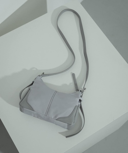 SENSE OF PLACE by URBAN RESEARCH(センスオブプレイスバイアーバンリサーチ)の「ダブルアジャストナイロンショルダー(ショルダーバッグ・メンズ・ブラック/グレー/チャコールグレー・ONE)」の3枚目の写真