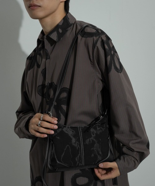 SENSE OF PLACE by URBAN RESEARCH(センスオブプレイスバイアーバンリサーチ)の「ダブルアジャストナイロンショルダー(ショルダーバッグ・メンズ・ブラック/グレー/チャコールグレー・ONE)」の4枚目の写真