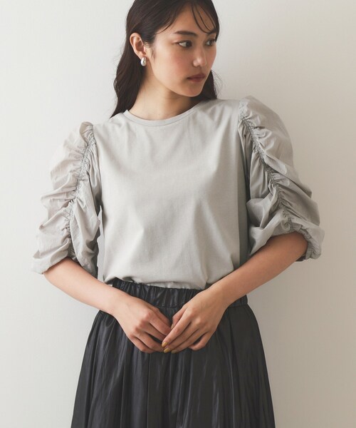 OPAQUE.CLIP(オペークドットクリップ)の「◆シアーシャーリングスリーブ ドッキングカットソー【洗濯機洗い可】(Tシャツ/カットソー・レディース・ブラック/グレー/オフホワイト・40/38/36)」の3枚目の写真