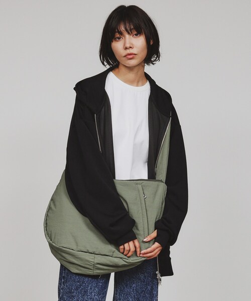 tk.TAKEO KIKUCHI(ティーケータケオキクチ)の「パテッドラウンドショルダーBAG(ショルダーバッグ・レディース・ホワイト系3/ブラック/オリーブ系5/ブラック系・00)」の4枚目の写真