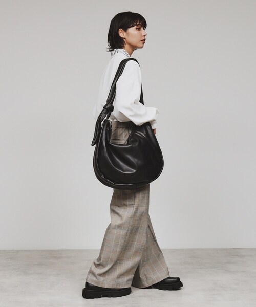 tk.TAKEO KIKUCHI(ティーケータケオキクチ)の「パテッドラウンドショルダーBAG(ショルダーバッグ・レディース・ホワイト系3/ブラック/オリーブ系5/ブラック系・00)」の6枚目の写真
