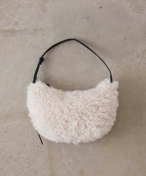 EFOLE（エフォル）の「Fakefur halfmoon shoulder bag/フェイクファー ハーフムーン ショルダー バッグ（ショルダーバッグ・レディース・オフホワイト/ブラウン・FREE）」の3枚目の写真