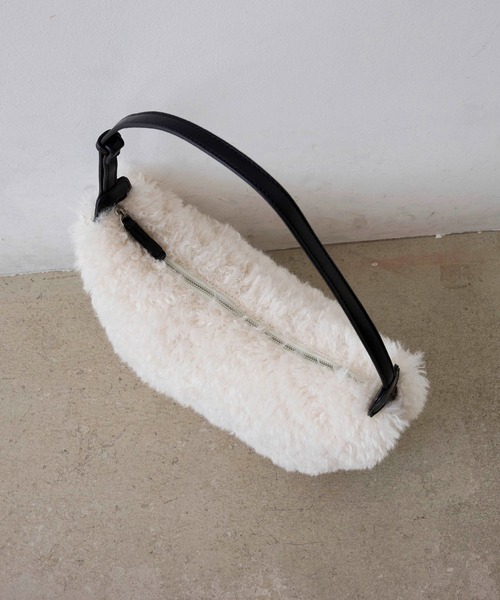 EFOLE（エフォル）の「Fakefur halfmoon shoulder bag/フェイクファー ハーフムーン ショルダー バッグ（ショルダーバッグ・レディース・オフホワイト/ブラウン・FREE）」の7枚目の写真