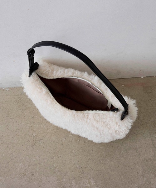 EFOLE（エフォル）の「Fakefur halfmoon shoulder bag/フェイクファー ハーフムーン ショルダー バッグ（ショルダーバッグ・レディース・オフホワイト/ブラウン・FREE）」の8枚目の写真