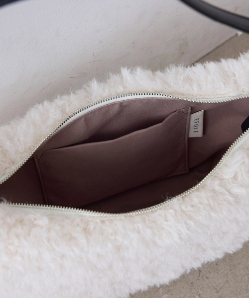 EFOLE（エフォル）の「Fakefur halfmoon shoulder bag/フェイクファー ハーフムーン ショルダー バッグ（ショルダーバッグ・レディース・オフホワイト/ブラウン・FREE）」の9枚目の写真