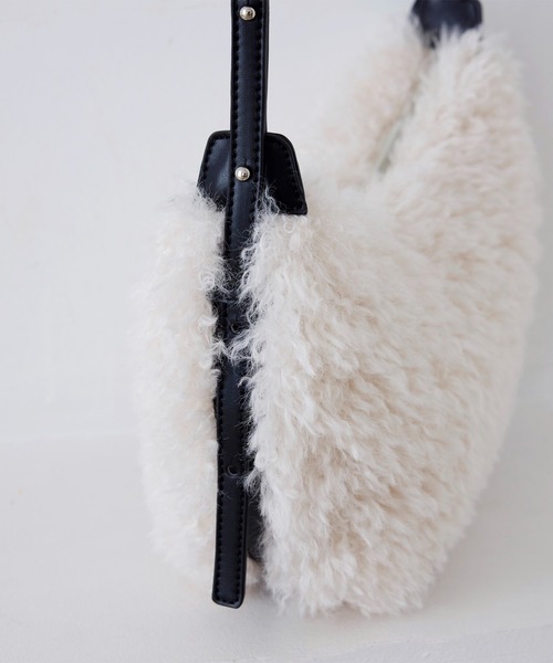 EFOLE（エフォル）の「Fakefur halfmoon shoulder bag/フェイクファー ハーフムーン ショルダー バッグ（ショルダーバッグ・レディース・オフホワイト/ブラウン・FREE）」の10枚目の写真
