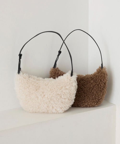 EFOLE（エフォル）の「Fakefur halfmoon shoulder bag/フェイクファー ハーフムーン ショルダー バッグ（ショルダーバッグ・レディース・オフホワイト/ブラウン・FREE）」の11枚目の写真