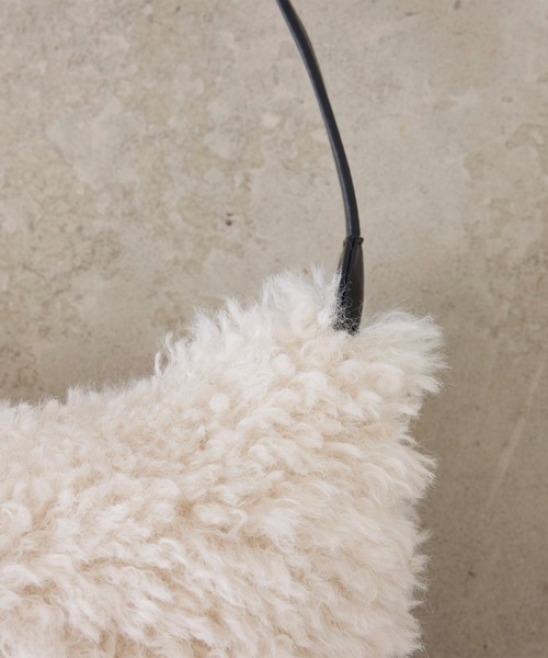 EFOLE（エフォル）の「Fakefur halfmoon shoulder bag/フェイクファー ハーフムーン ショルダー バッグ（ショルダーバッグ・レディース・オフホワイト/ブラウン・FREE）」の12枚目の写真