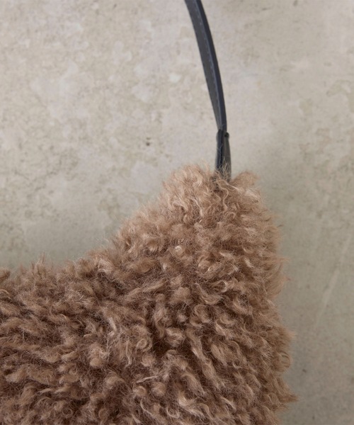 EFOLE（エフォル）の「Fakefur halfmoon shoulder bag/フェイクファー ハーフムーン ショルダー バッグ（ショルダーバッグ・レディース・オフホワイト/ブラウン・FREE）」の13枚目の写真