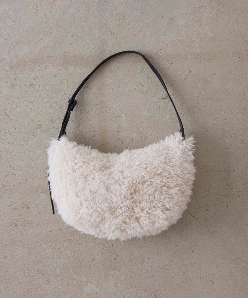 EFOLE（エフォル）の「Fakefur halfmoon shoulder bag/フェイクファー ハーフムーン ショルダー バッグ（ショルダーバッグ・レディース・オフホワイト/ブラウン・FREE）」の16枚目の写真