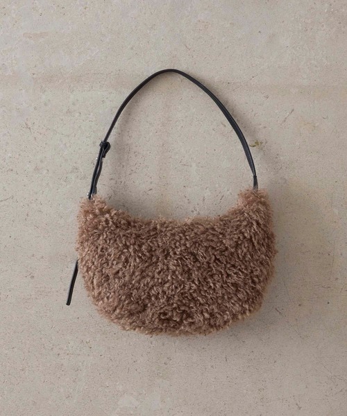 EFOLE（エフォル）の「Fakefur halfmoon shoulder bag/フェイクファー ハーフムーン ショルダー バッグ（ショルダーバッグ・レディース・オフホワイト/ブラウン・FREE）」の17枚目の写真
