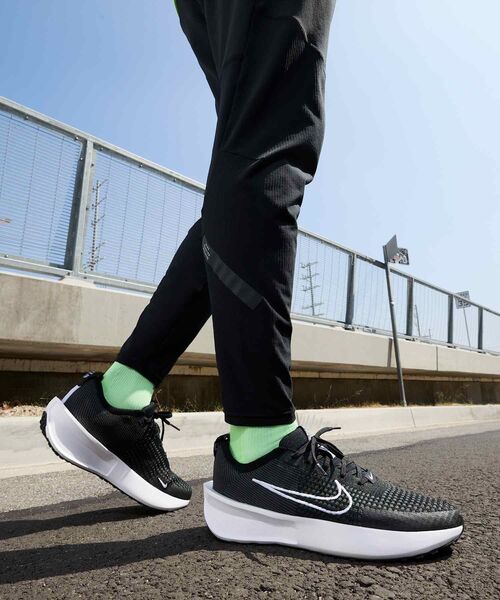 未使用 希少 ナイキ Nike インタラクト ラン SE ランニングシューズ