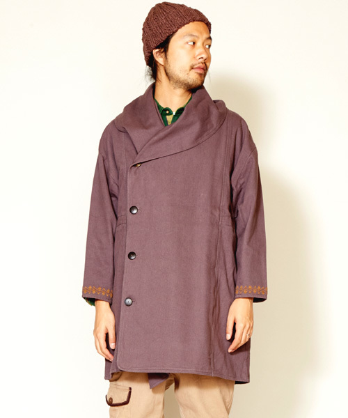 チャイハネ（チャイハネ）の「【チャイハネ】ボアライナー付き刺繍入りMEN'Sコート（ステンカラーコート・メンズ・グレー/ターコイズブルー/イエロー・FREE）」の2枚目の写真