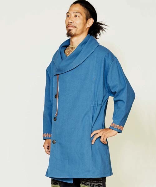 チャイハネ（チャイハネ）の「【チャイハネ】ボアライナー付き刺繍入りMEN'Sコート（ステンカラーコート・メンズ・グレー/ターコイズブルー/イエロー・FREE）」の3枚目の写真