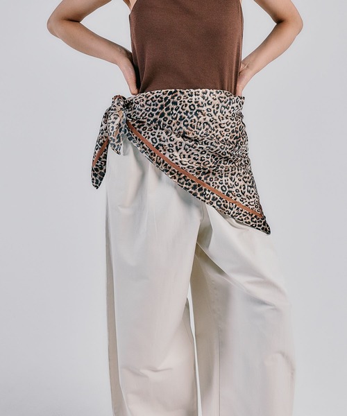 LEPSIM(レプシィム)の「大判スクエアスカーフ 303219(バンダナ/スカーフ・レディース・ブルー/ネイビー/イエロー/ブラック/カーキ/ライトピンク/ブルー系その他/グレー/アイボリー/キャメル/ライトブルー/レッド・ONE SIZE)」の10枚目の写真