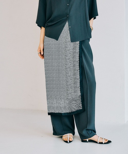 LEPSIM(レプシィム)の「大判スクエアスカーフ 303219(バンダナ/スカーフ・レディース・ブルー/ネイビー/イエロー/ブラック/カーキ/ライトピンク/ブルー系その他/グレー/アイボリー/キャメル/ライトブルー/レッド・ONE SIZE)」の3枚目の写真