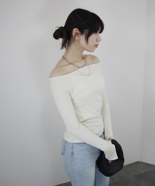 Reurie'(レウリィ)の「【ZOZO限定】オフショルダーラメリブトップス/offshoulder lame rib top 長袖 シンプル きれいめ モード フェミニン 大人カジュアル レディライク モノトーン(Tシャツ/カットソー・レディース・アイボリー/ブラック/グレー・FREE)」の2枚目の写真