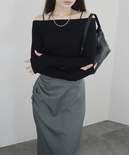 Reurie'(レウリィ)の「【ZOZO限定】オフショルダーラメリブトップス/offshoulder lame rib top 長袖 シンプル きれいめ モード フェミニン 大人カジュアル レディライク モノトーン(Tシャツ/カットソー・レディース・アイボリー/ブラック/グレー・FREE)」の3枚目の写真
