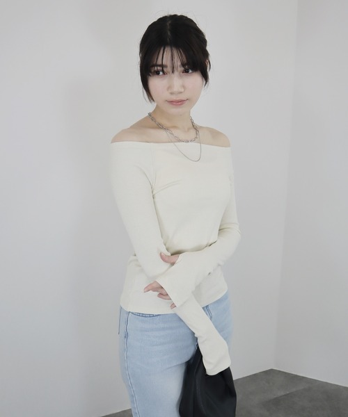 Reurie'(レウリィ)の「【ZOZO限定】オフショルダーラメリブトップス/offshoulder lame rib top 長袖 シンプル きれいめ モード フェミニン 大人カジュアル レディライク モノトーン(Tシャツ/カットソー・レディース・アイボリー/ブラック/グレー・FREE)」の5枚目の写真
