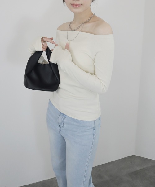 Reurie'(レウリィ)の「【ZOZO限定】オフショルダーラメリブトップス/offshoulder lame rib top 長袖 シンプル きれいめ モード フェミニン 大人カジュアル レディライク モノトーン(Tシャツ/カットソー・レディース・アイボリー/ブラック/グレー・FREE)」の4枚目の写真