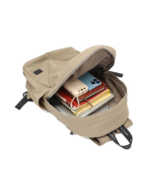 Ungrid(アングリッド)の「【Ungrid/アングリッド】撥水軽量ソフトナイロン ロゴテープリュック(バックパック/リュック・レディース・ブラック系/ベージュ系/ネイビー系・FREE)」の4枚目の写真