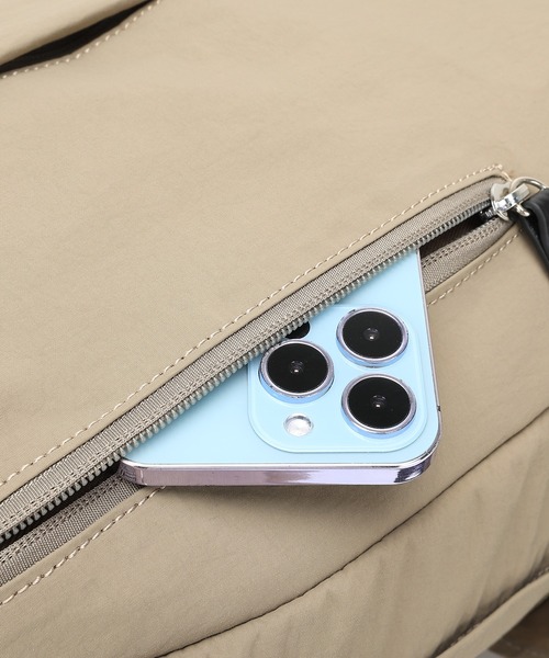 Ungrid(アングリッド)の「【Ungrid/アングリッド】撥水軽量ソフトナイロン ロゴテープリュック(バックパック/リュック・レディース・ブラック系/ベージュ系/ネイビー系・FREE)」の6枚目の写真