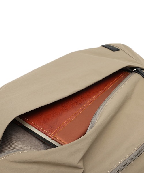 Ungrid(アングリッド)の「【Ungrid/アングリッド】撥水軽量ソフトナイロン ロゴテープリュック(バックパック/リュック・レディース・ブラック系/ベージュ系/ネイビー系・FREE)」の7枚目の写真