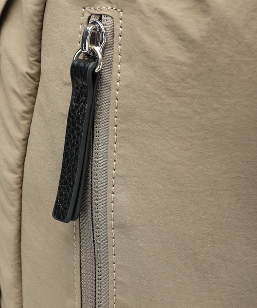 Ungrid(アングリッド)の「【Ungrid/アングリッド】撥水軽量ソフトナイロン ロゴテープリュック(バックパック/リュック・レディース・ブラック系/ベージュ系/ネイビー系・FREE)」の14枚目の写真