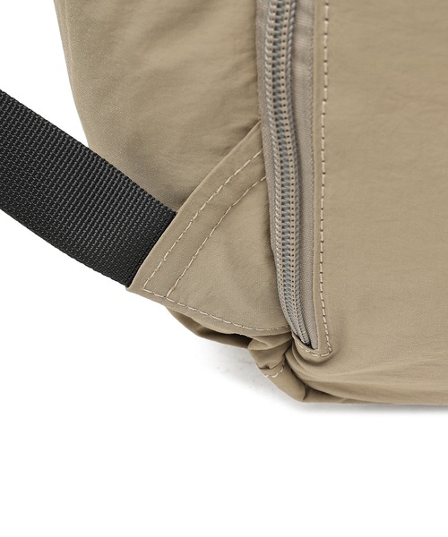 Ungrid(アングリッド)の「【Ungrid/アングリッド】撥水軽量ソフトナイロン ロゴテープリュック(バックパック/リュック・レディース・ブラック系/ベージュ系/ネイビー系・FREE)」の16枚目の写真