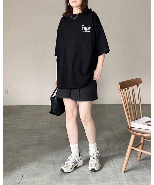 She's Closet(シーズクローゼット)の「オーバーサイズ半袖ロゴバックプリントTシャツ(Tシャツ/カットソー・レディース・ホワイト/ブラック・FREE)」の10枚目の写真