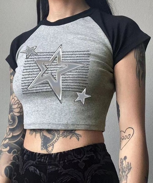 lilful(リルフル)の「スターモチーフレタリングラグランクロップドTシャツ(Tシャツ/カットソー・レディース・グレー・S/M)」の2枚目の写真