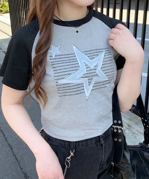 lilful(リルフル)の「スターモチーフレタリングラグランクロップドTシャツ(Tシャツ/カットソー・レディース・グレー・S/M)」の7枚目の写真