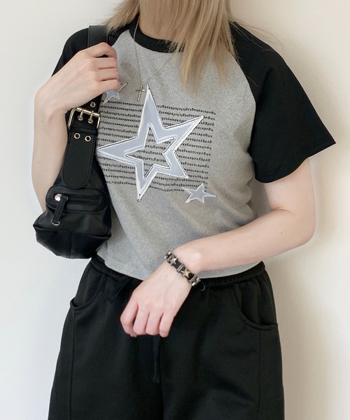 lilful(リルフル)の「スターモチーフレタリングラグランクロップドTシャツ(Tシャツ/カットソー・レディース・グレー・S/M)」の12枚目の写真