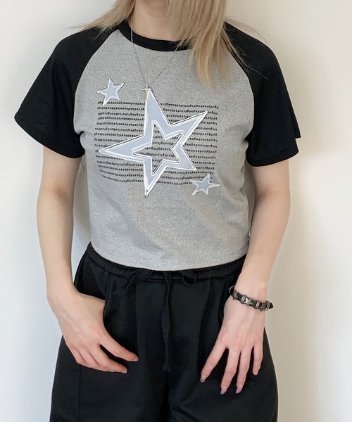 lilful(リルフル)の「スターモチーフレタリングラグランクロップドTシャツ(Tシャツ/カットソー・レディース・グレー・S/M)」の8枚目の写真