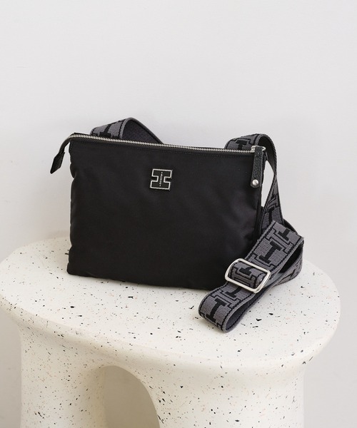 IACUCCI ブラックショルダーバッグ