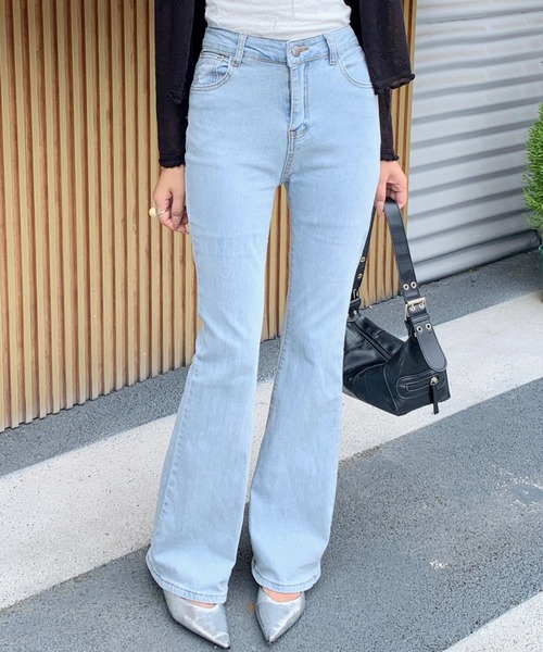 everycoco(エブリーココ)の「ブーツカットデニムパンツ(デニムパンツ・レディース・ライトブルー/ブルー/チャコールグレー・M/L)」の1枚目の写真