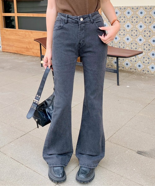 everycoco(エブリーココ)の「ブーツカットデニムパンツ(デニムパンツ・レディース・ライトブルー/ブルー/チャコールグレー・M/L)」の4枚目の写真