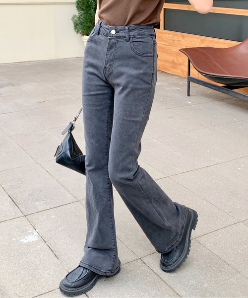 everycoco(エブリーココ)の「ブーツカットデニムパンツ(デニムパンツ・レディース・ライトブルー/ブルー/チャコールグレー・M/L)」の5枚目の写真