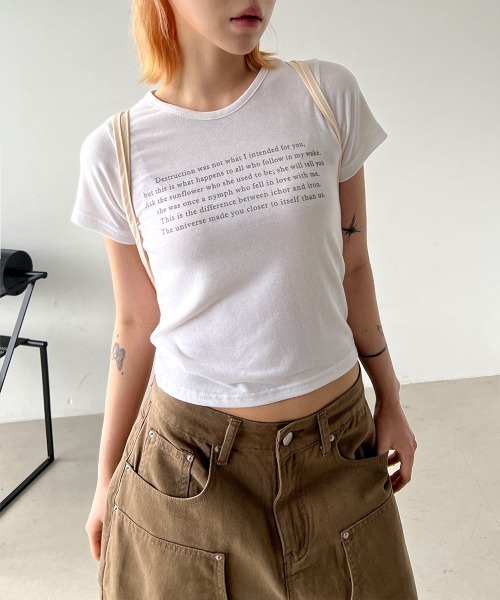 4INT.(フォイント)の「ミニマル レタリング クロップド 半袖 Tシャツ(Tシャツ/カットソー・レディース・ホワイト/ブラウン/グレー/ブラック/ライトブルー・FREE)」の3枚目の写真